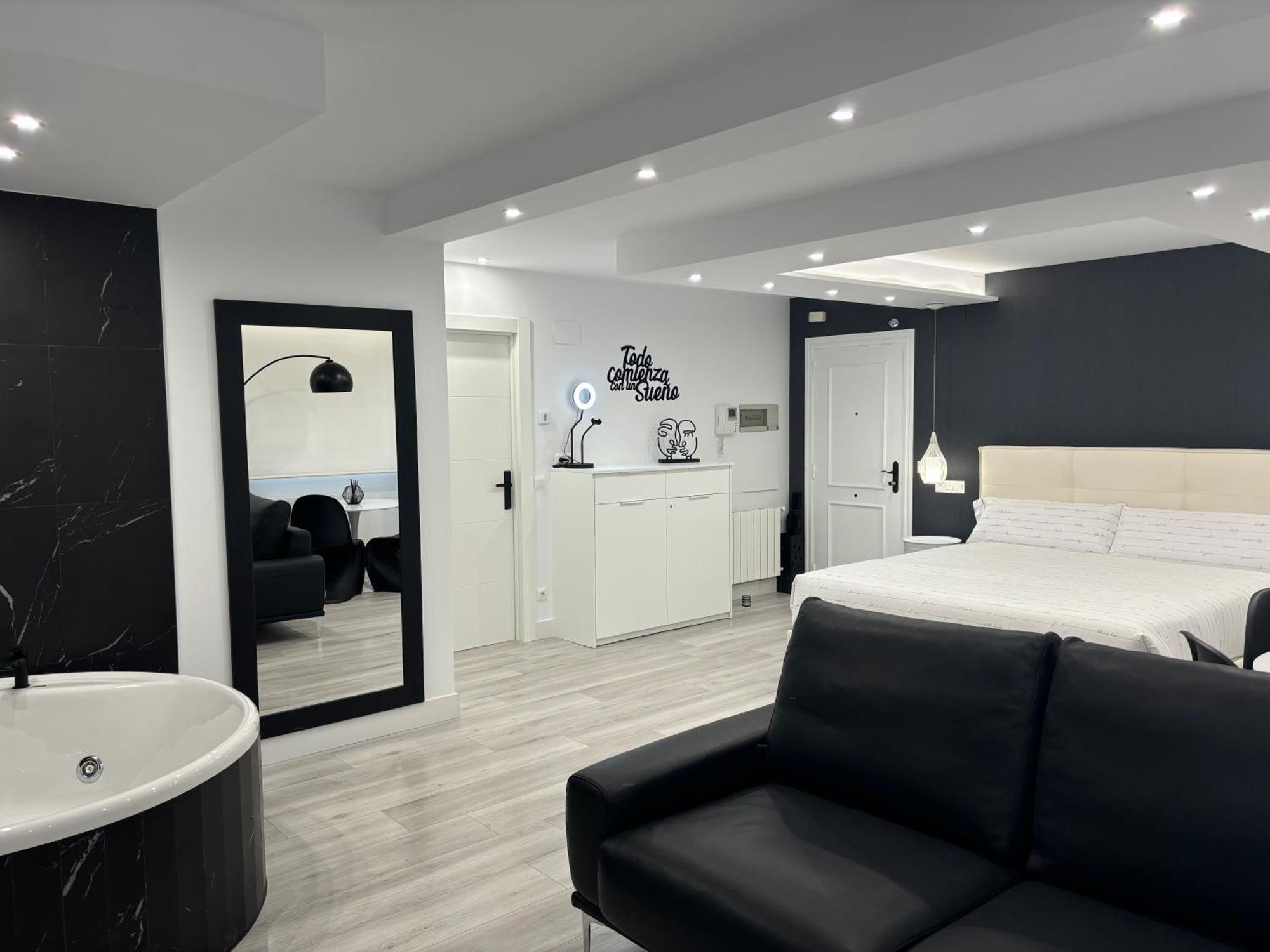 Black And White Suite Cervantes Castro Urdiales Exterior photo